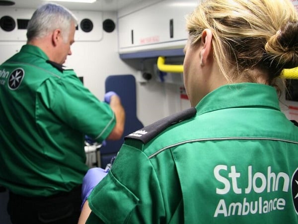 Personal de St John en ambulancia, caso práctico Asendia