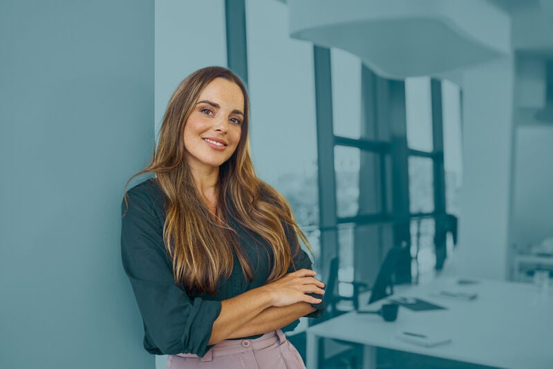 Mujer en oficina, soluciones para empresas - Asendia